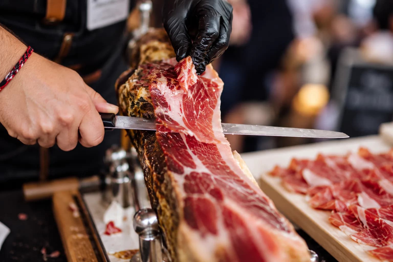 Prosciutto snijden op een houten plank