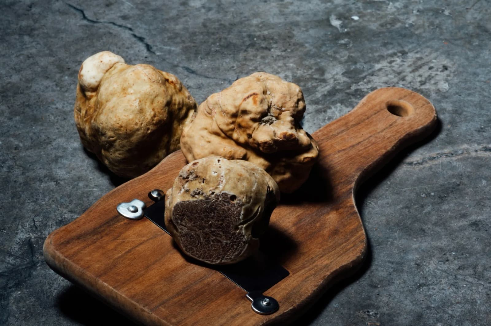 Tartufi freschi su tagliere di legno