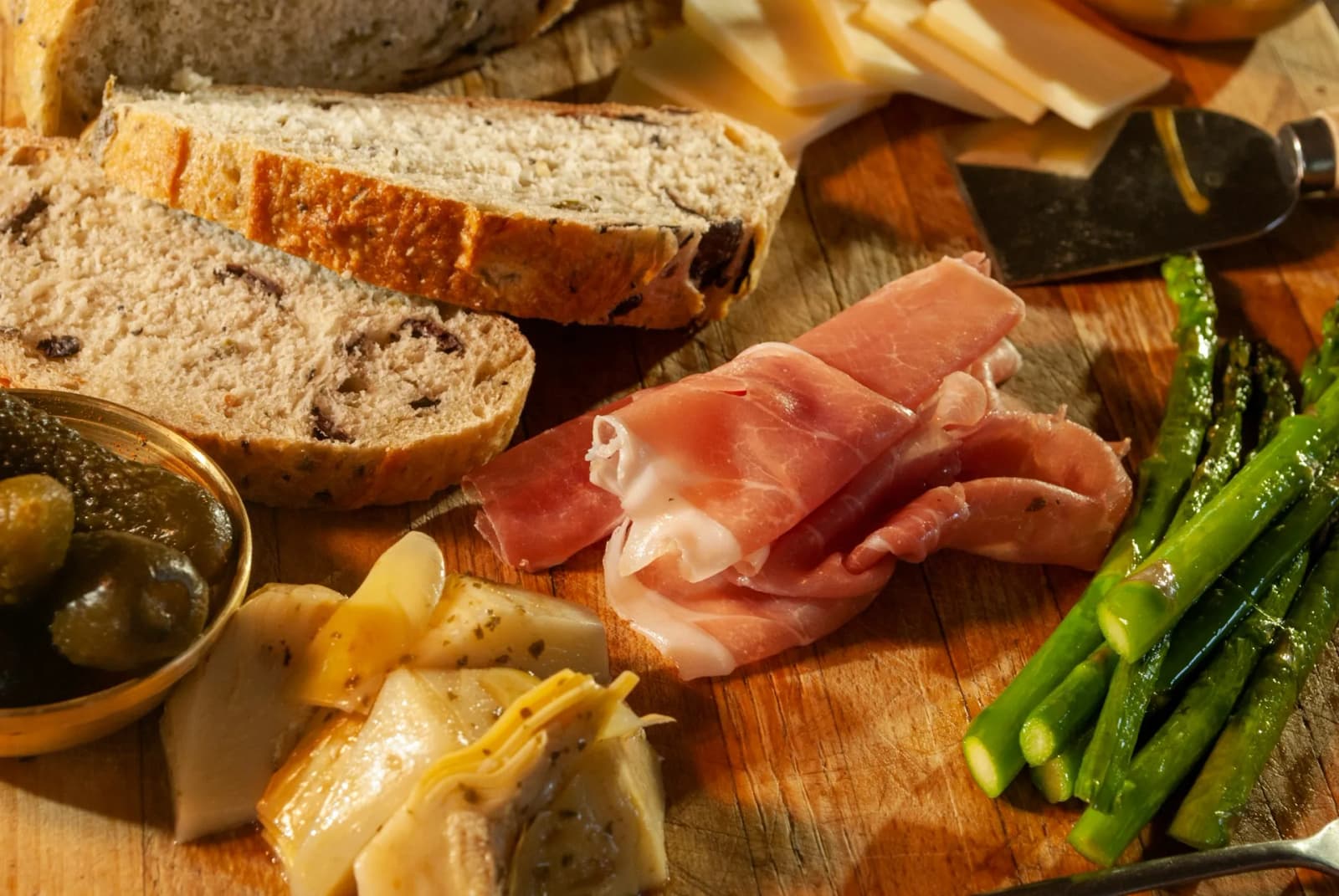Prosciutto, formaggio e olive su tagliere